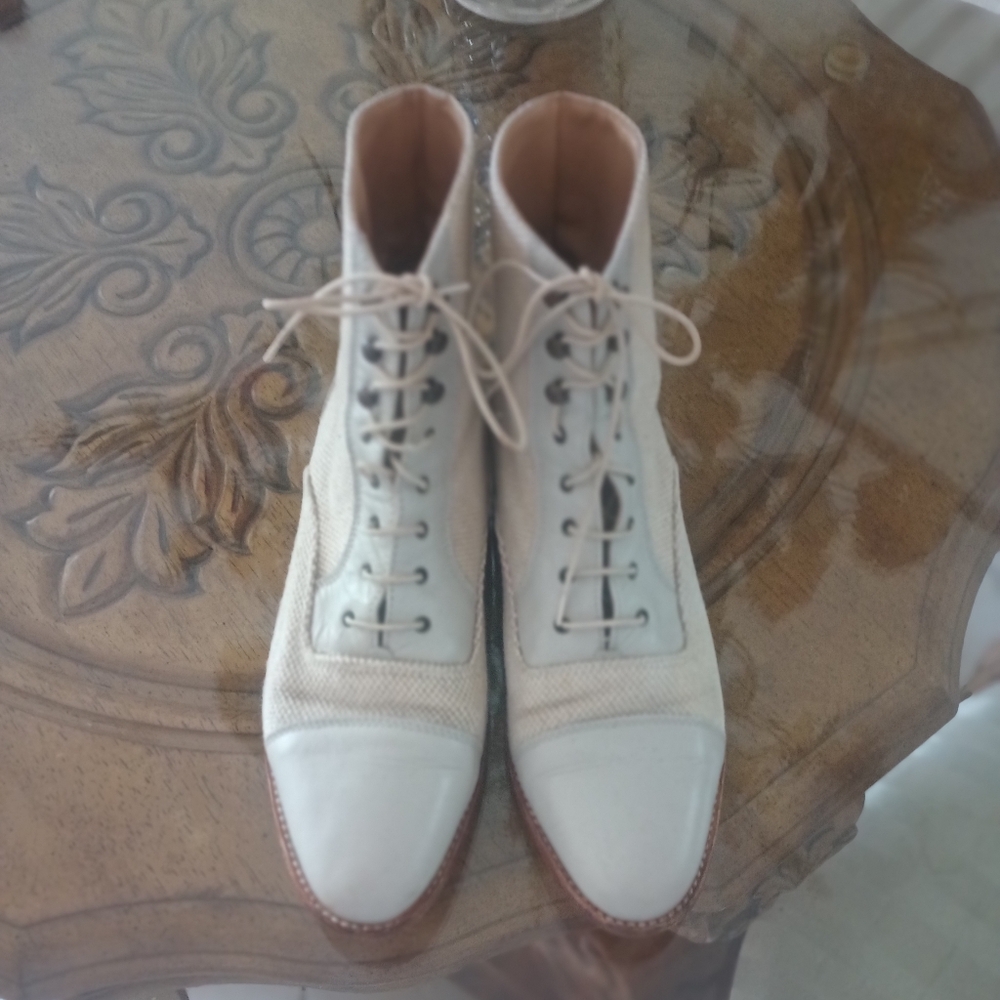 Valentina Italy Women's Ivory Leather Ankle Booties Size 9